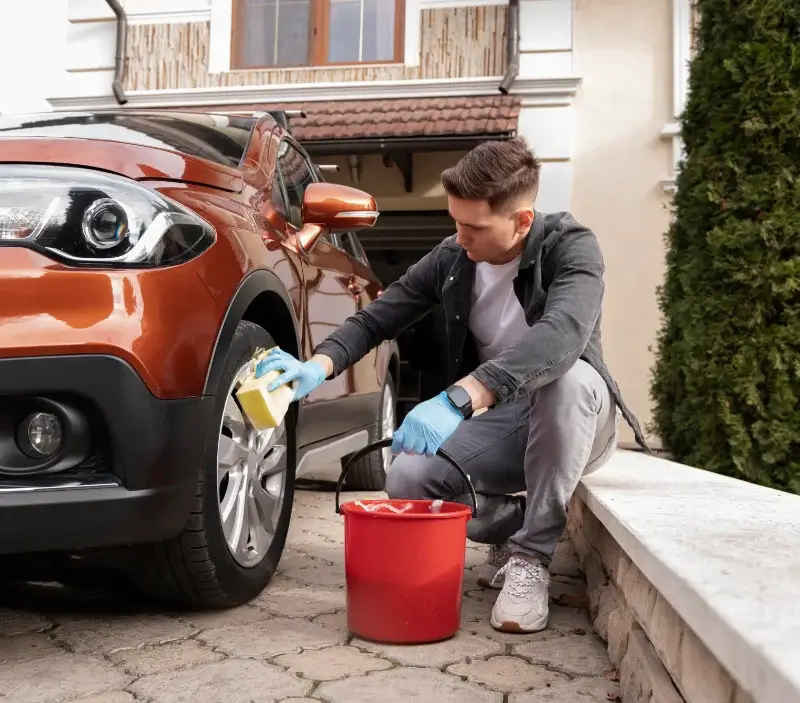 Lavage auto à domicile Sainte-Colombe-de-la-Commanderie : professionnel intervenant sur un véhicule